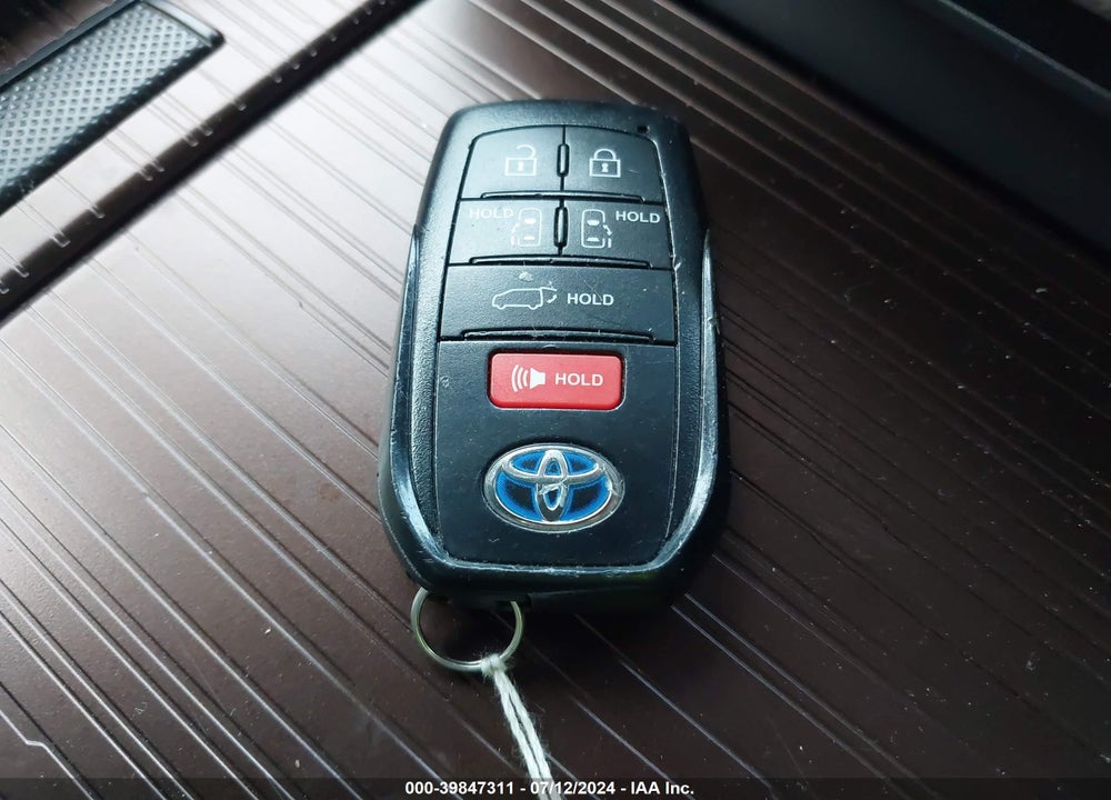 2023 TOYOTA SIENNA XLE VIN: 5TDYRKECXPS143665