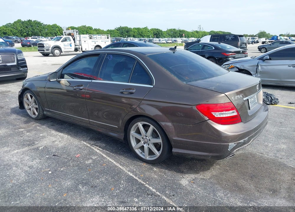 2013 MERCEDES-BENZ C 250 LUXURY/SPORT VIN: WDDGF4HB5DF971532