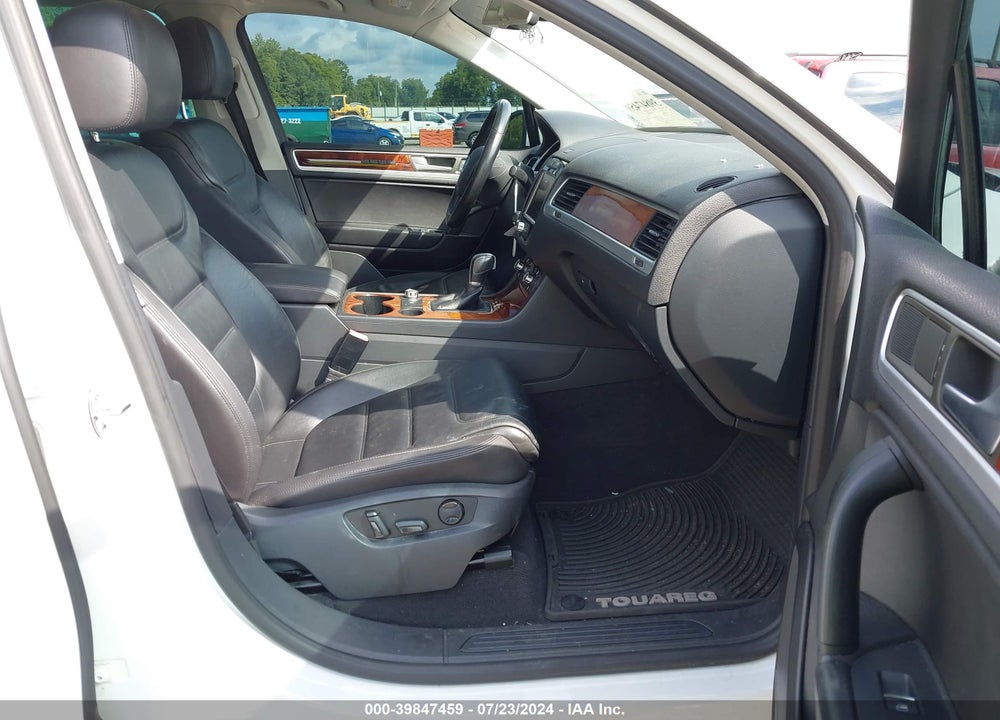 2014 VOLKSWAGEN TOUAREG TDI LUX VIN: WVGEP9BP4ED011286