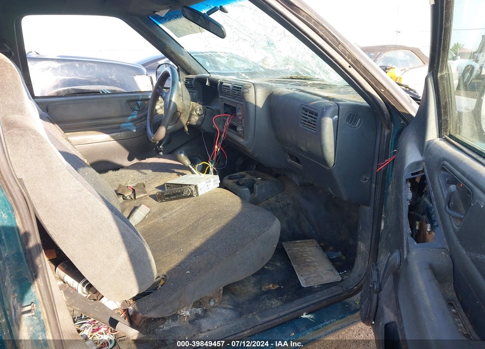 1996 CHEVROLET S TRUCK S10 VIN: 1GCCS1443T8205005