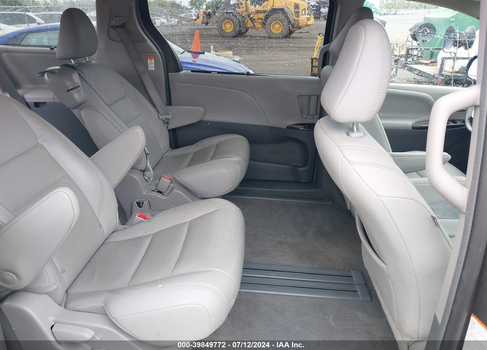 2018 TOYOTA SIENNA XLE PREMIUM 8 PASSENGER VIN: 5TDYZ3DC5JS915388