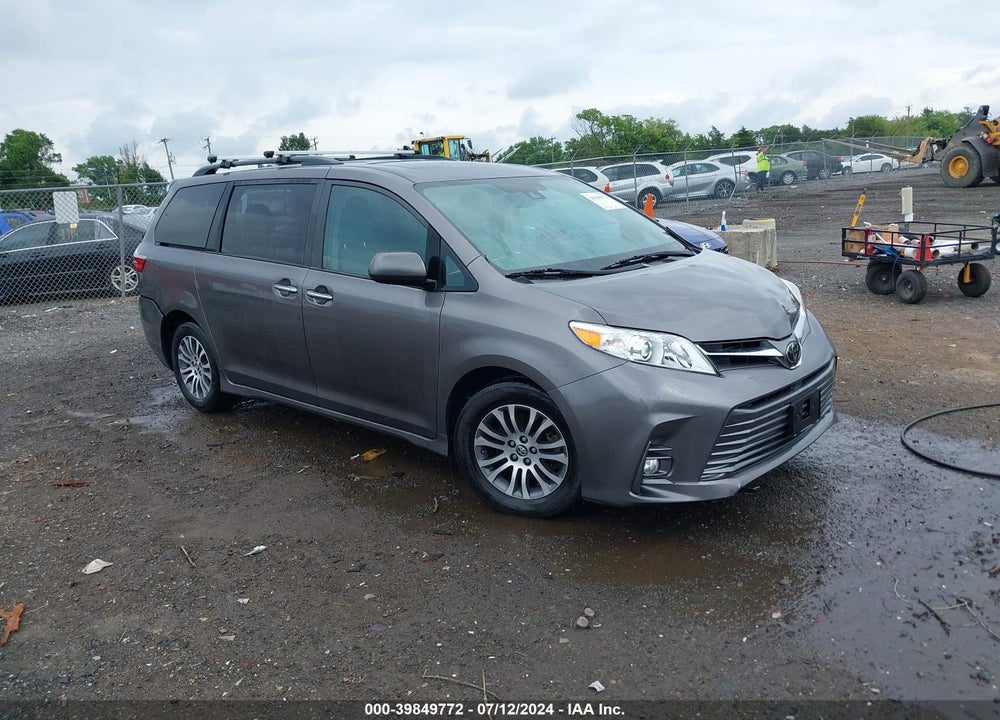 2018 TOYOTA SIENNA XLE PREMIUM 8 PASSENGER VIN: 5TDYZ3DC5JS915388
