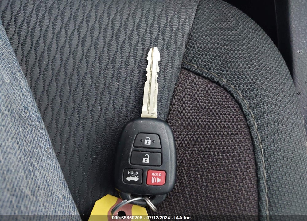 2018 TOYOTA COROLLA LE VIN: 2T1BURHE2JC087893