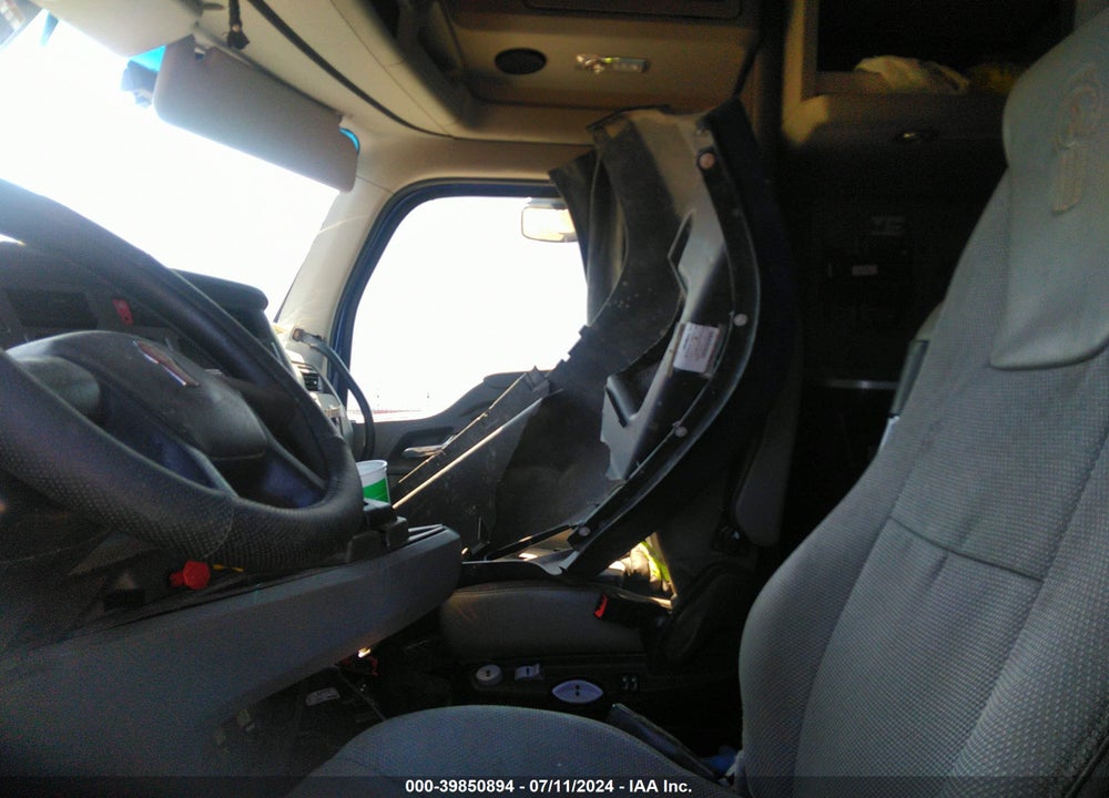 2018 KENWORTH T680 VIN: 1XKYD49X2JJ175381