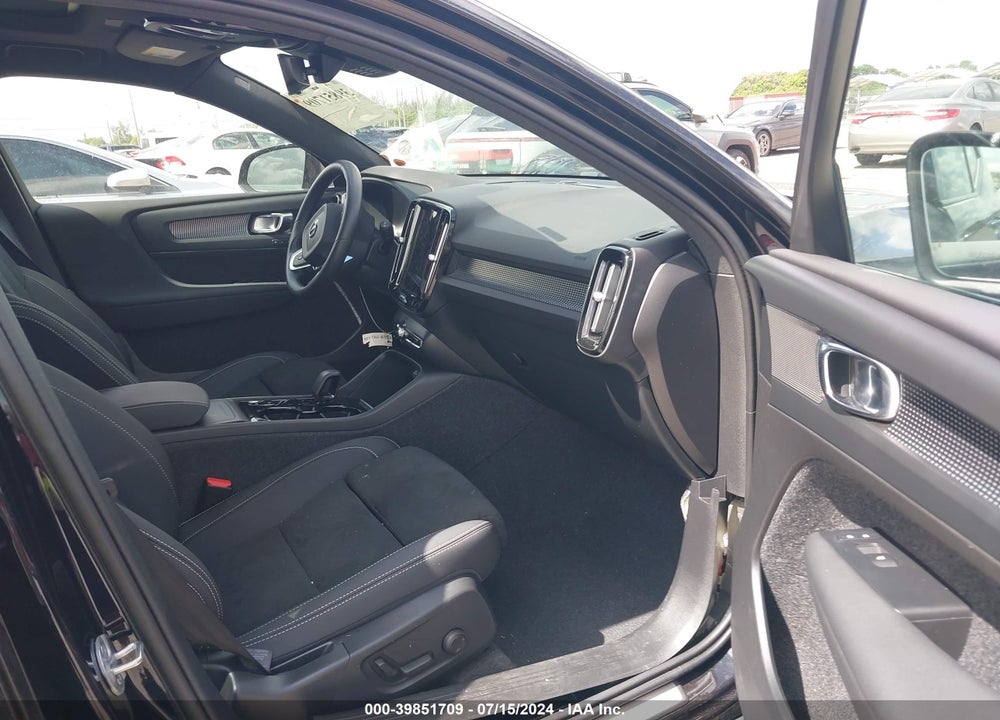 2023 VOLVO XC40 B5 PLUS DARK THEME VIN: YV4L12UW3P2099798