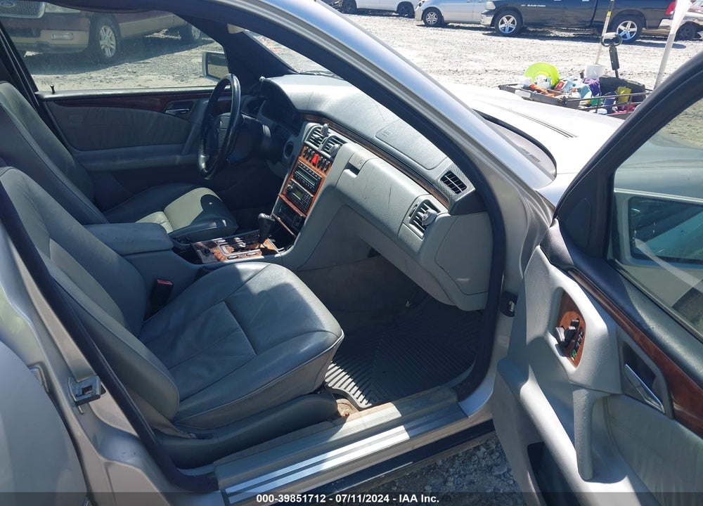1999 MERCEDES-BENZ E 320 AWD VIN: WDBJH82F0XX014610