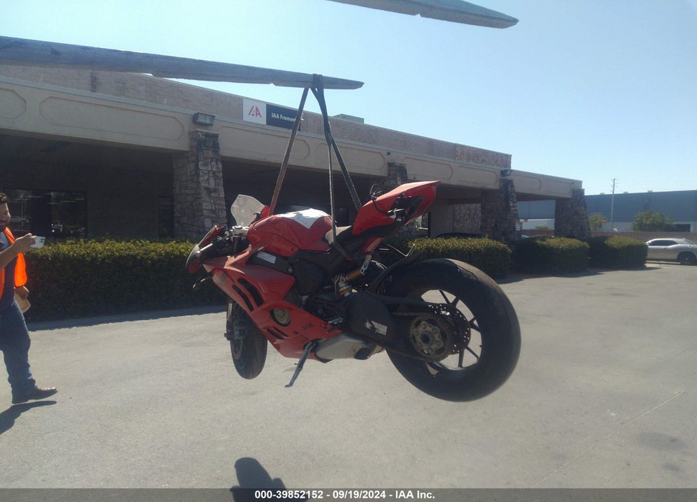 2023 DUCATI PANIGALE V4S VIN: ZDMDAGWW4PB006695
