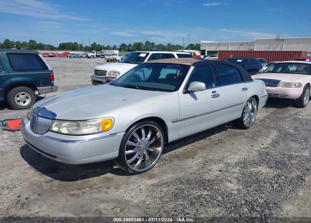 2002 LINCOLN TOWN CAR CARTIER VIN: 1LNHM83W62Y653213