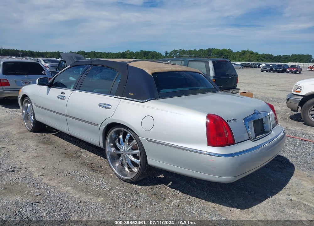 2002 LINCOLN TOWN CAR CARTIER VIN: 1LNHM83W62Y653213