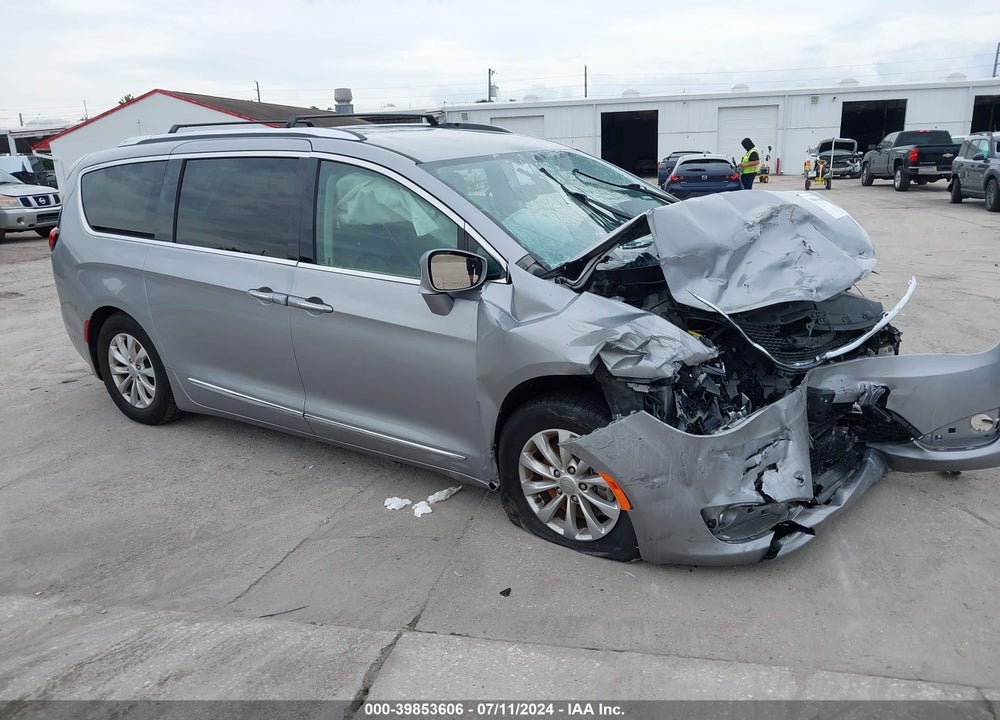 2018 CHRYSLER PACIFICA TOURING L VIN: 2C4RC1BG5JR217310