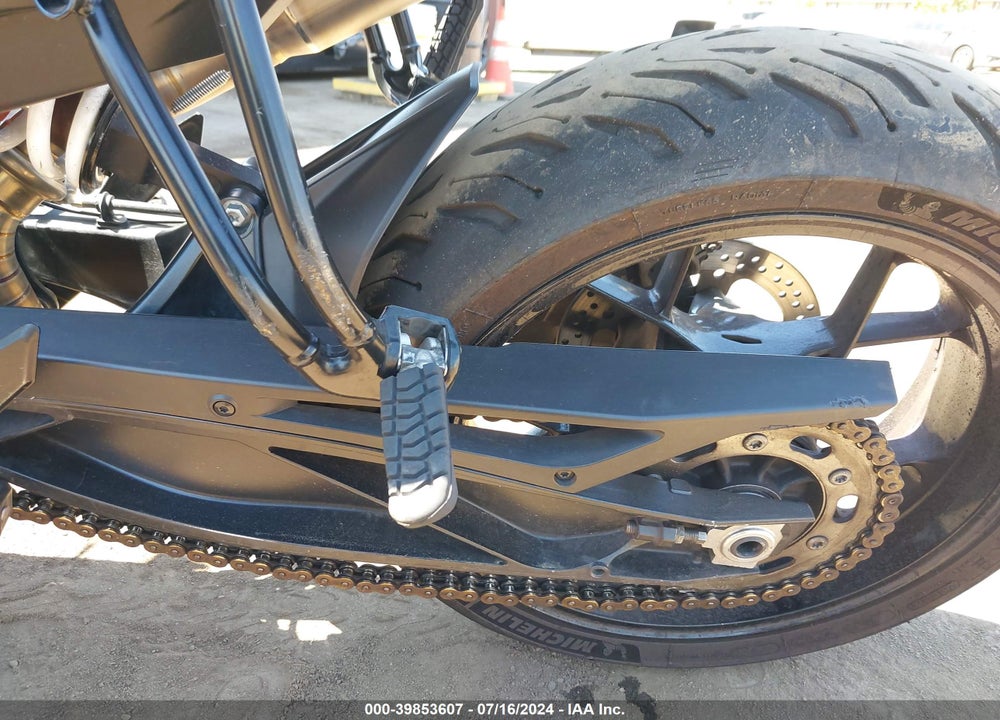 2022 KTM 890 DUKE R VIN: VBKTU9402NM829974