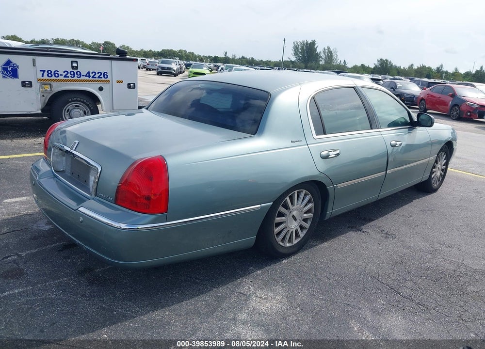 2004 LINCOLN TOWN CAR SIGNATURE VIN: 1LNHM81W44Y664989