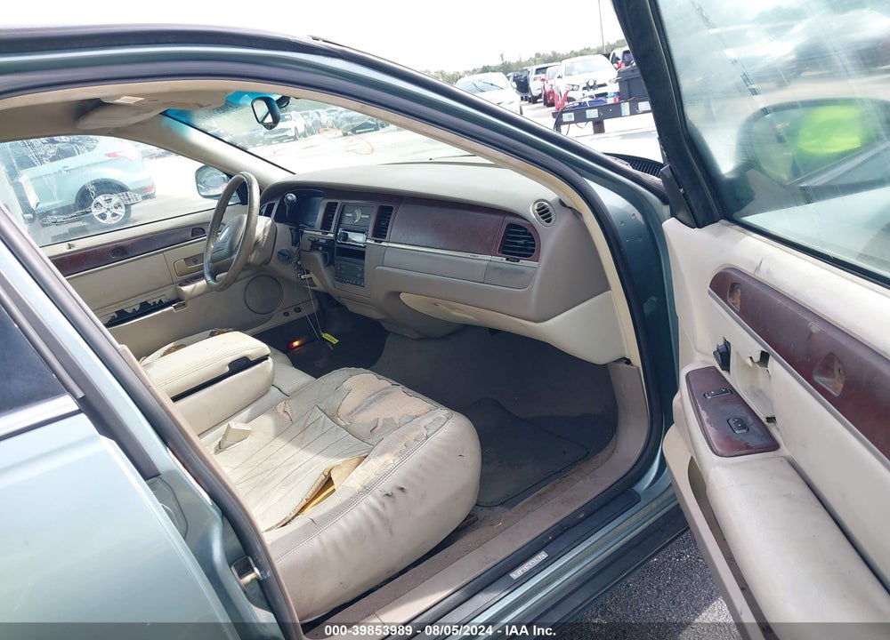2004 LINCOLN TOWN CAR SIGNATURE VIN: 1LNHM81W44Y664989