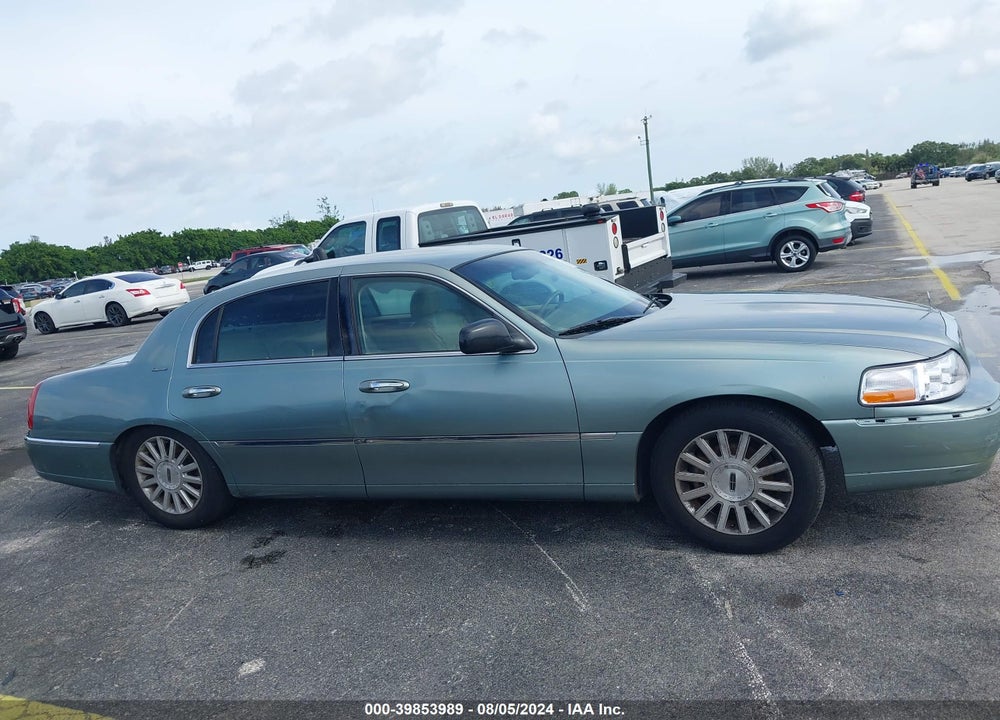 2004 LINCOLN TOWN CAR SIGNATURE VIN: 1LNHM81W44Y664989