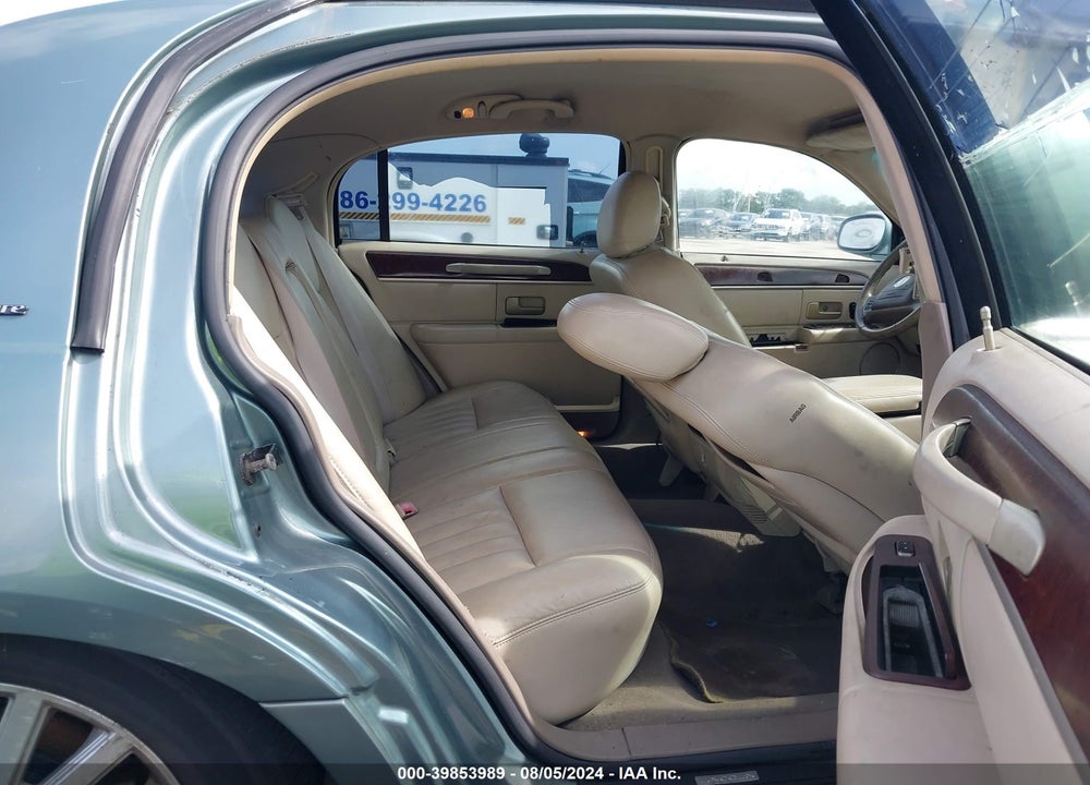2004 LINCOLN TOWN CAR SIGNATURE VIN: 1LNHM81W44Y664989