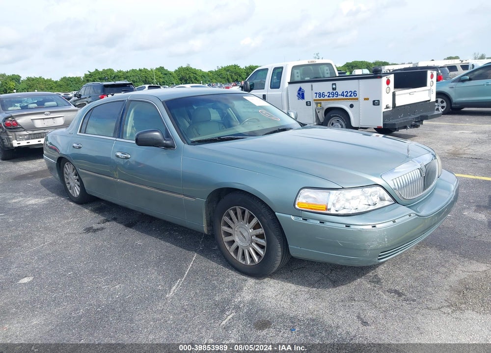 2004 LINCOLN TOWN CAR SIGNATURE VIN: 1LNHM81W44Y664989