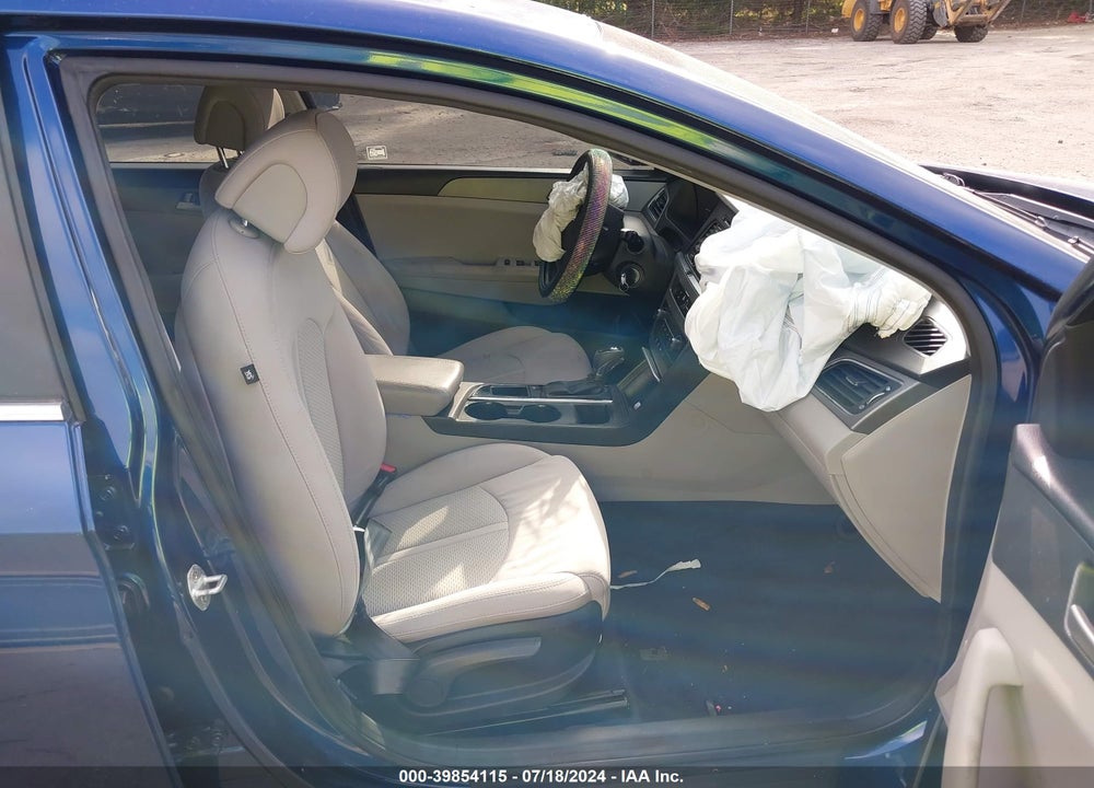 2015 HYUNDAI SONATA SE VIN: 5NPE24AFXFH170095