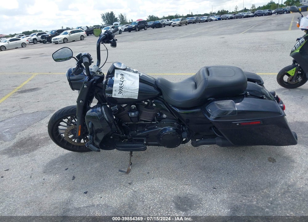 2018 HARLEY-DAVIDSON FLHRXS VIN: 1HD1KVC16JB610182
