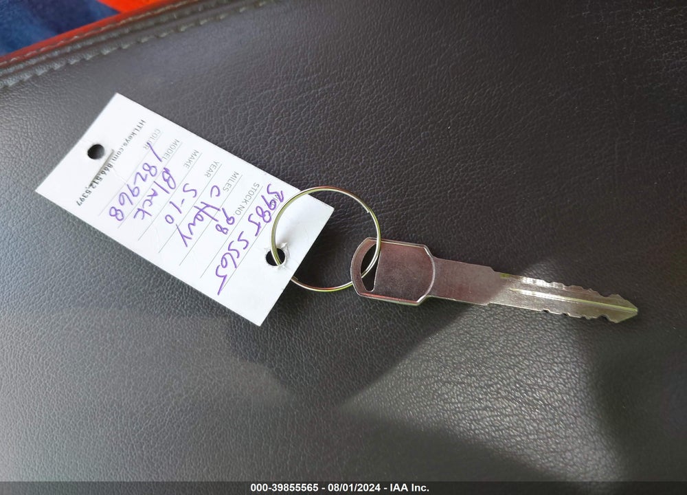 1998 CHEVROLET S-10 LS FLEETSIDE VIN: 1GCCS1442WK182968
