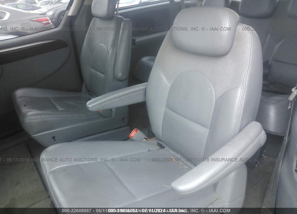2005 CHRYSLER TOWN & COUNTRY LIMITED VIN: 2C4GP64L95R284629