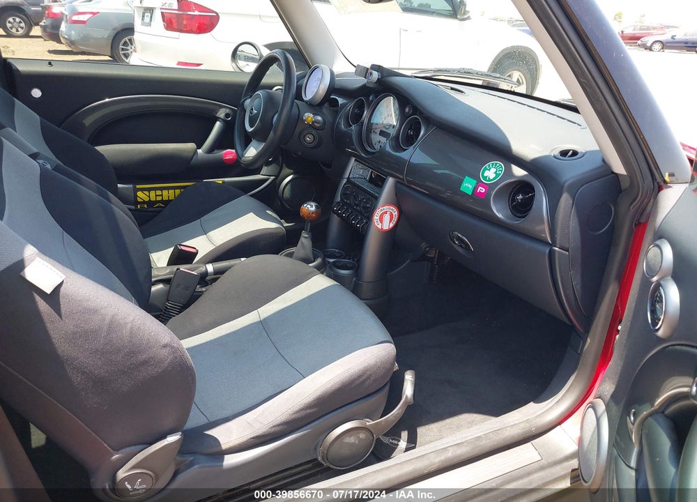 2005 MINI COOPER S VIN: WMWRE33505TL10332