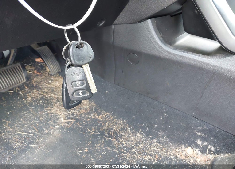 2012 KIA SORENTO LX VIN: 5XYKT3A18CG203936