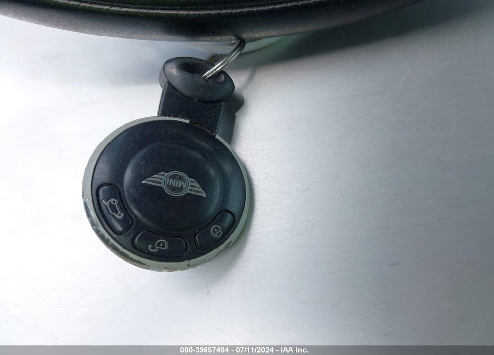 2007 MINI COOPER VIN: WMWMF33547TT53498