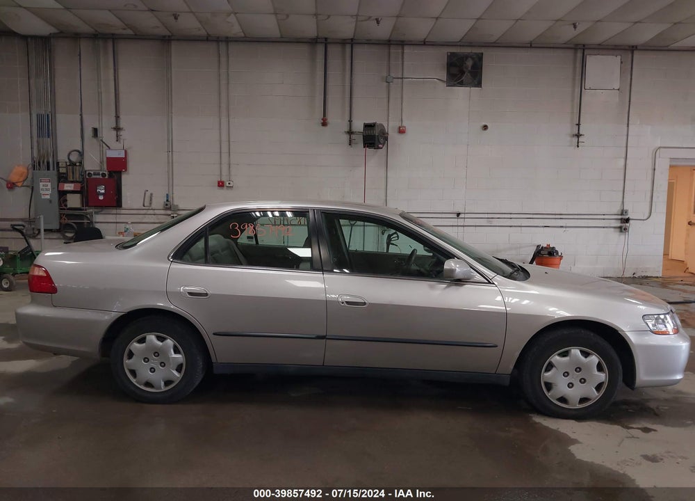 1998 HONDA ACCORD LX VIN: 1HGCG5648WA210916