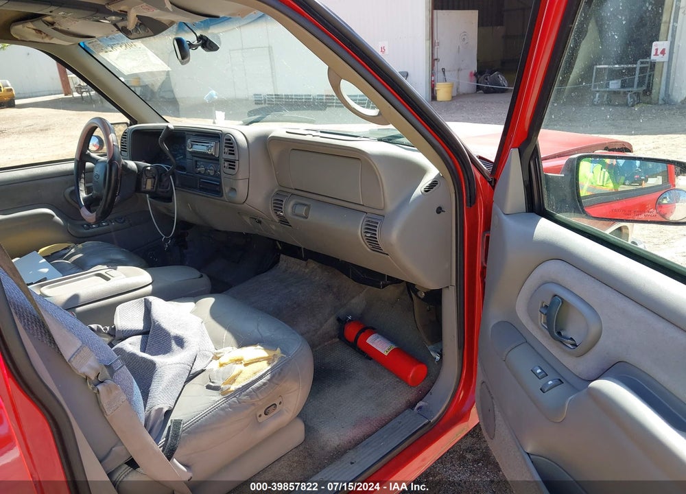 1999 CHEVROLET SUBURBAN 1500 LT VIN: 3GNEC16R6XG193888