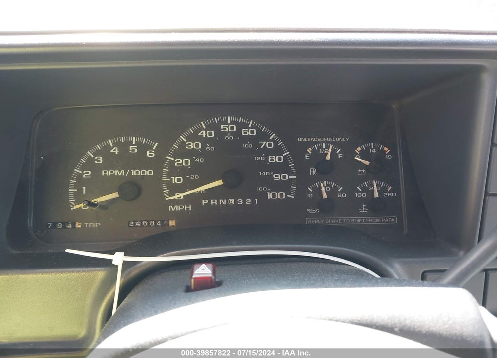 1999 CHEVROLET SUBURBAN 1500 LT VIN: 3GNEC16R6XG193888