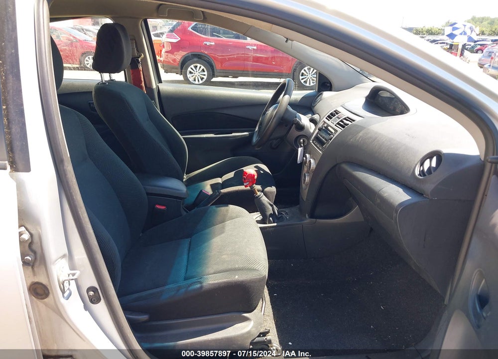 2011 TOYOTA YARIS VIN: JTDBT4K35B4082060