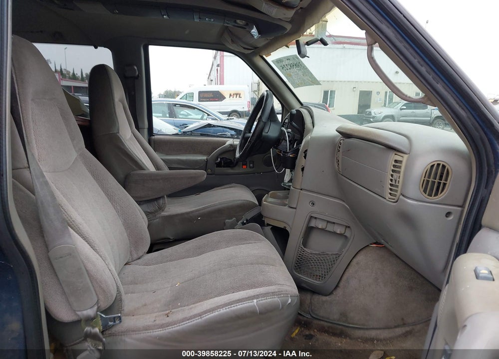1998 GMC SAFARI SLE VIN: 1GKDM19W3WB525364