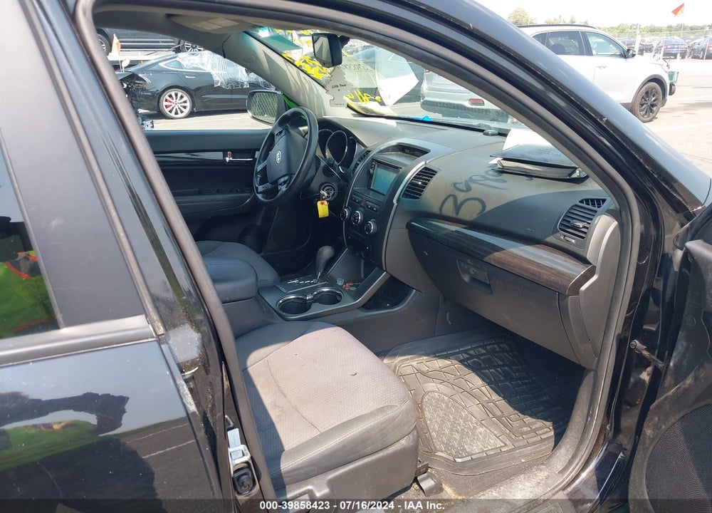 2012 KIA SORENTO LX VIN: 5XYKTCA67CG277781