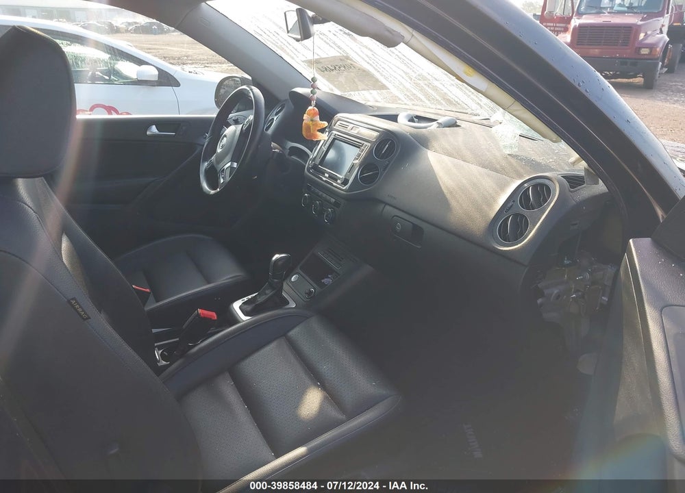 2016 VOLKSWAGEN TIGUAN SE VIN: WVGBV7AX1GW585608
