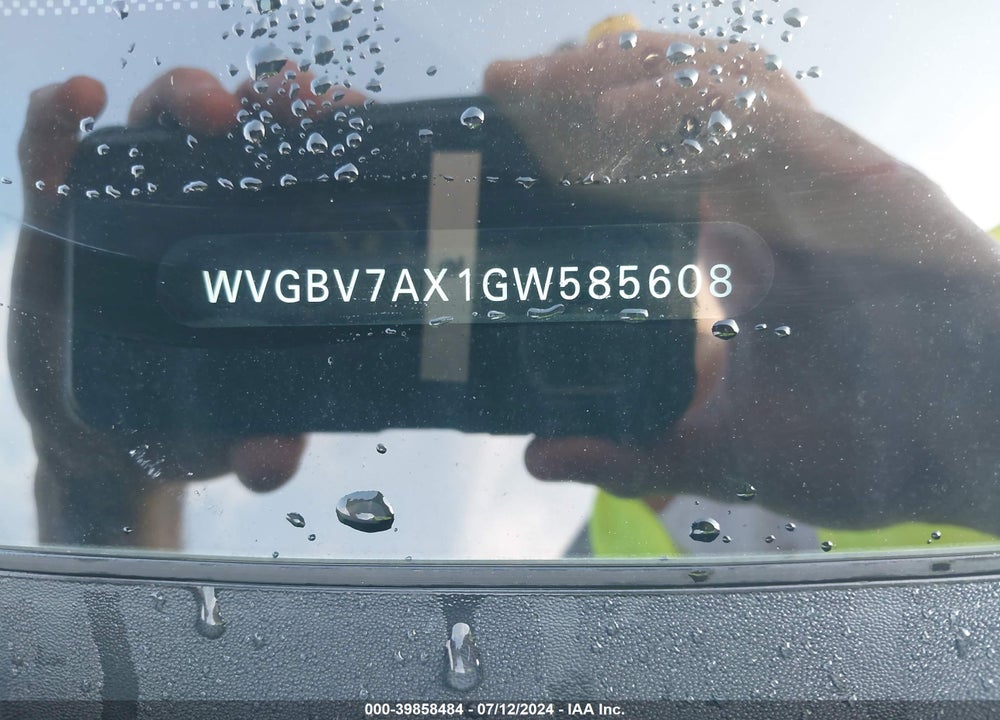 2016 VOLKSWAGEN TIGUAN SE VIN: WVGBV7AX1GW585608