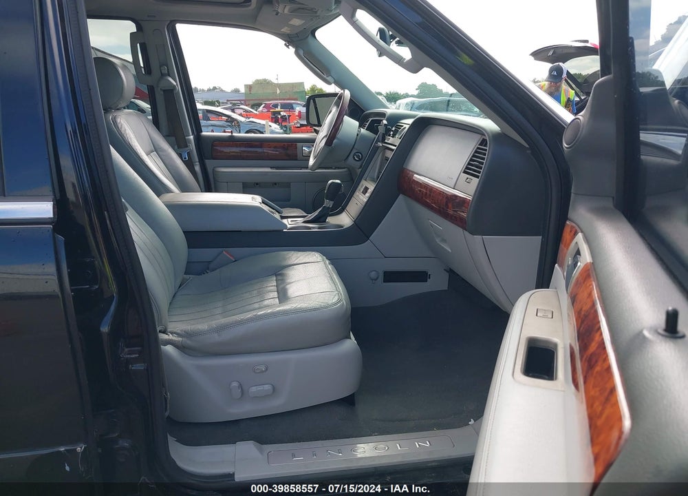 2004 LINCOLN NAVIGATOR VIN: 5LMFU28R14LJ25180