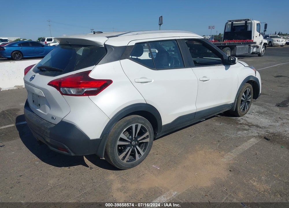 2018 NISSAN KICKS SV VIN: 3N1CP5CU0JL525586