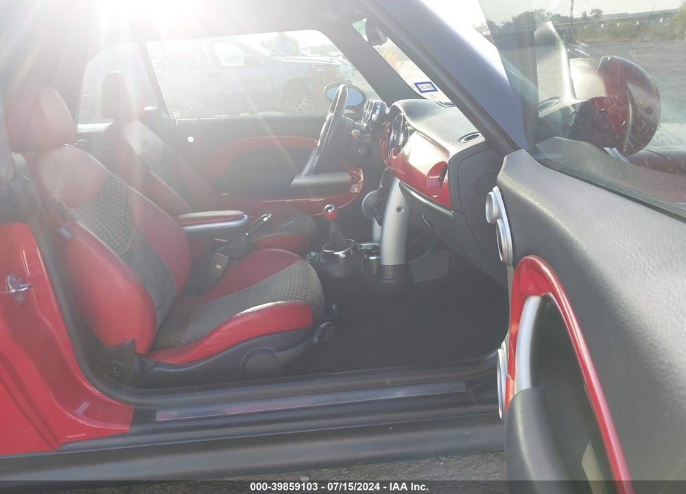 2005 MINI COOPER S VIN: WMWRH33585TF83643