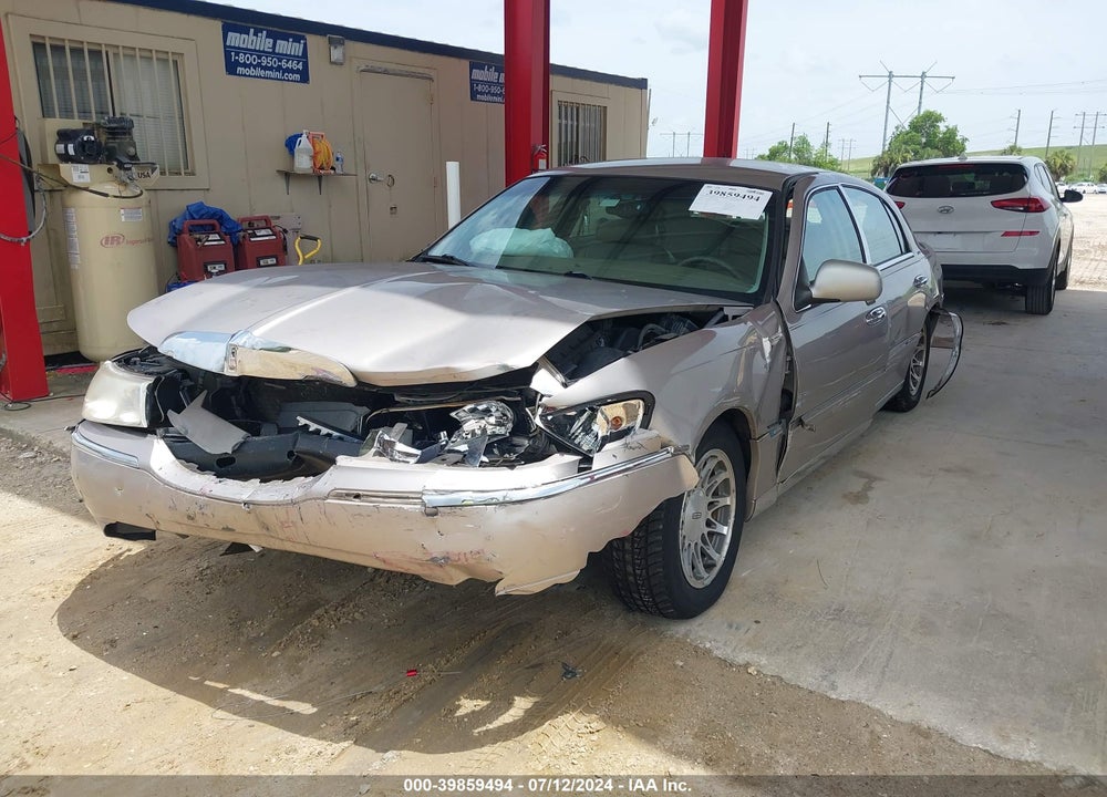 2000 LINCOLN TOWN CAR SIGNATURE VIN: 1LNHM82W7YY898337