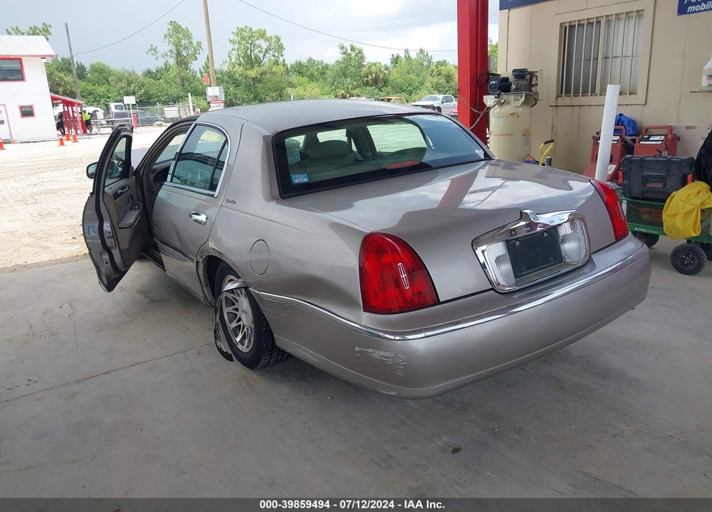 2000 LINCOLN TOWN CAR SIGNATURE VIN: 1LNHM82W7YY898337