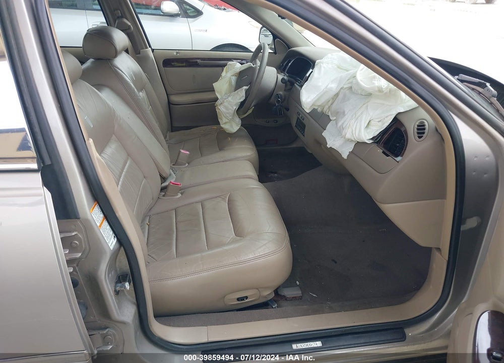 2000 LINCOLN TOWN CAR SIGNATURE VIN: 1LNHM82W7YY898337