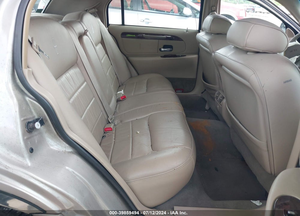 2000 LINCOLN TOWN CAR SIGNATURE VIN: 1LNHM82W7YY898337