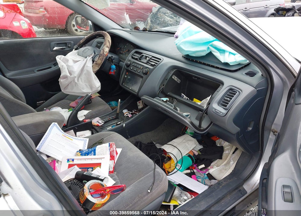 1998 HONDA ACCORD LX VIN: 1HGCG5645WA081629
