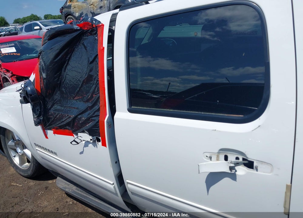 2014 CHEVROLET SUBURBAN 1500 LT VIN: 1GNSKJE79ER155705