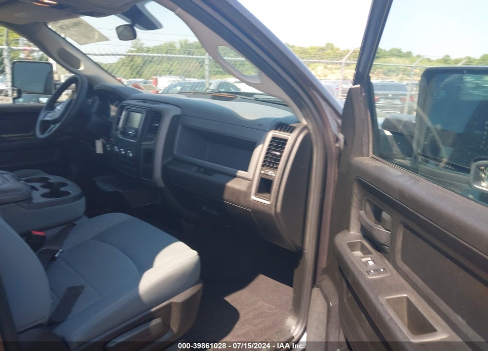 2019 RAM 1500 CLASSIC EXPRESS QUAD CAB 4X4 6'4 BOX VIN: 1C6RR7FG8KS643253