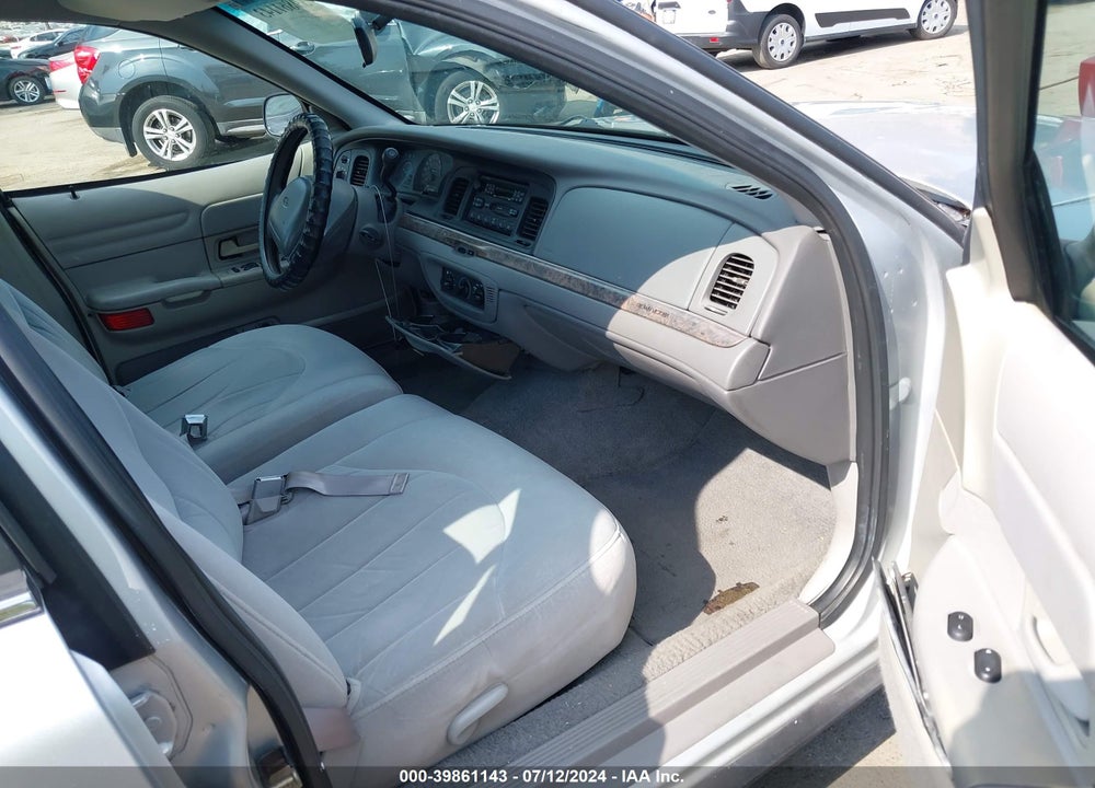 2000 FORD CROWN VICTORIA VIN: 2FAFP73W9YX116556