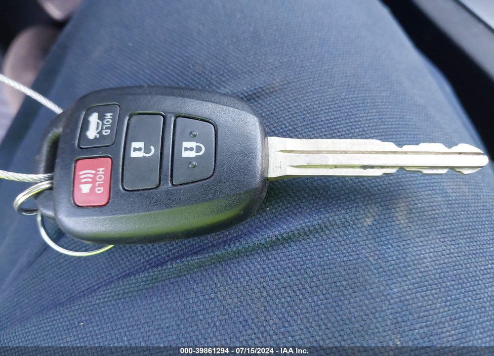 2019 TOYOTA COROLLA LE VIN: 2T1BURHE6KC235612