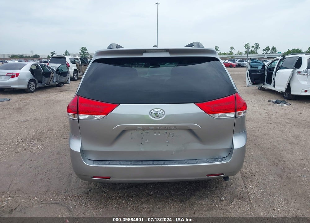 2014 TOYOTA SIENNA XLE V6 8 PASSENGER VIN: 5TDYK3DC2ES413318