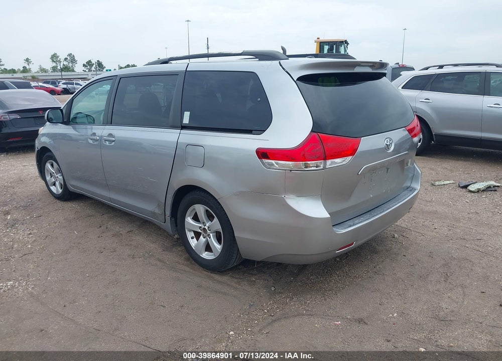 2014 TOYOTA SIENNA XLE V6 8 PASSENGER VIN: 5TDYK3DC2ES413318