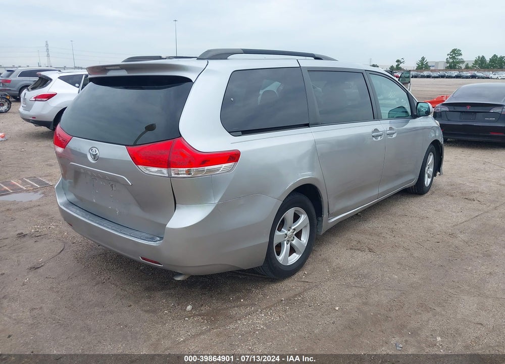2014 TOYOTA SIENNA XLE V6 8 PASSENGER VIN: 5TDYK3DC2ES413318